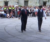 Juan Mari Aburto baila el tradicional aurresku de honor en la basílica de Begoña