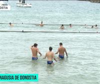 Las cuadrillas de Donostia se enfrentan en el concurso de waterpolo de la Aste Nagusia