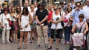 Emoción y tensión durante el acto de homenaje a la víctimas de los atentados del 17-A