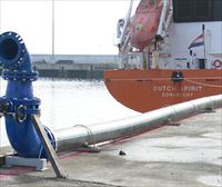 Busturialdea ya recibe agua potable del barco 'Dutch Spirit'