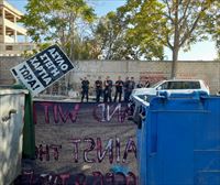 Greziako Polizia Atenasko kanpamentu batean sartu da errefuxiatuak kanporatzeko