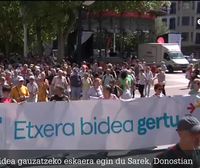 Sarek manifestazioa egin du Donostian, eguerdian, 'Etxera bidea gertu' goiburupean