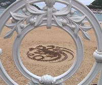La Concha luce el escudo Targaryen en la arena con motivo del estreno de la serie ''La Casa del Dragón''