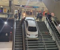 Roba un vehículo y lo encaja en una estación del Metro de Madrid