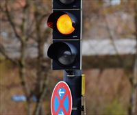 La DGT evalúa el peligro que puede ocasionar el ámbar en los semáforos de pasos de peatones