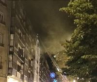 Desalojado parte del recinto festivo y tres viviendas tras un incendio en Bilbao