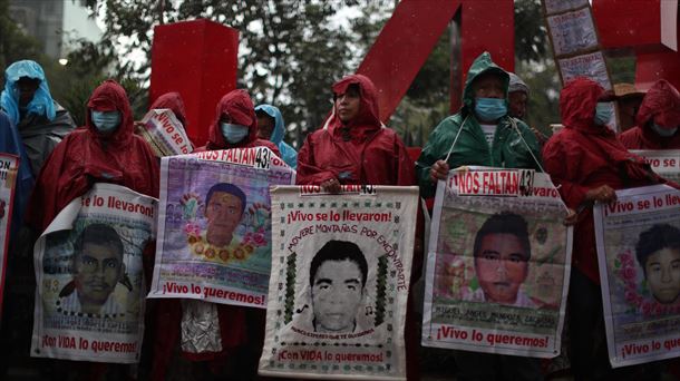 Ayotzinapan desagertutako 43 ikasleen senitartekoak Mexiko Hirian protestan, atzo. Argazkia: EFE