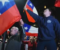 Miles de chilenos celebran el triunfo del rechazo a la propuesta de nueva Constitución