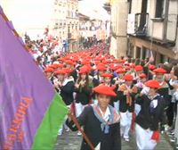 Miles de personas arropan a la Compañia Jaizkibel durante su desfile