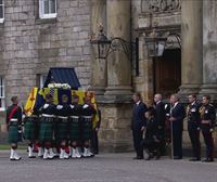 Elizabeth II.aren hilotza Holyroodhouseko Tronuaren aretoan dago, Edinburgon