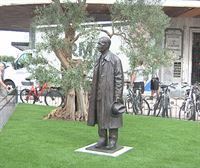 El Ayuntamiento de San Sebastián inaugura una escultura en honor al lehendakari Jesús María Leizaola