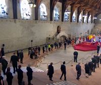 Decenas de miles de ciudadanos británicos entran a rendir tributo a Isabel II en su capilla ardiente