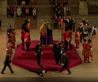 Un guardia real se desmaya durante la custodia del féretro de la reina Isabel II