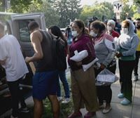 Texas manda autobuses con un centenar de migrantes a la residencia de Kamala Harris