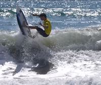 Adur Amatriain accede a la tercera ronda en el Mundial de surf de California
