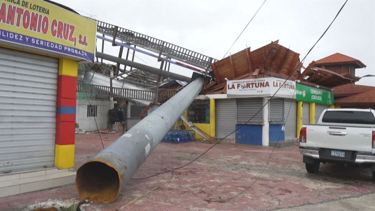 El huracán Fiona deja un muerto y cerca de 800 desplazados en República  Dominicana