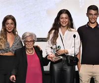 La madre y los hijos de Kepa Junkera reciben el premio Adarra de 2020 en su nombre