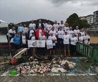 Buceadores voluntarios retiran 190 kilos de residuos marinos en Lekeitio