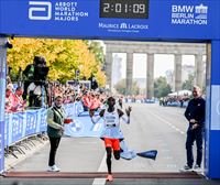 Kipchoege bate su propio récord del mundo de maratón (2h.01.09) en Berlín