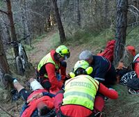 Rescatan a un ciclista herido en Olloki y a dos escaladores en Irurtzun