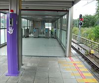Euskotren pone un teléfono morado en la estación de Orio para garantizar la seguridad de las mujeres