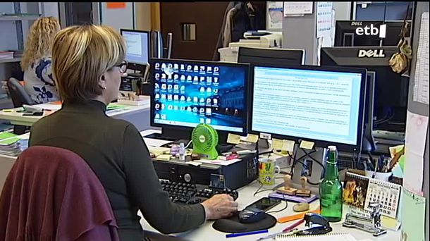 Varias personas en una oficina, en imagen de archivo. Foto obtenida de un vídeo de EITB Media. 