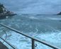 Las mareas vivas dejan espectaculares olas en San Sebastián 