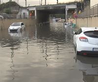 El agua atrapa varios vehículos estacionados en Zorroza