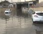 El agua atrapa varios vehículos estacionados en Zorroza