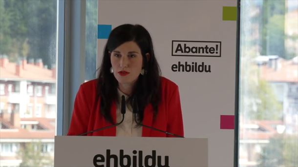 Nekane Zinkunegi, responsable política de EH Bildu Gipuzkoa, durante su intervención. Foto: EH Bildu