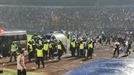 Una avalancha en un partido de fútbol en Indonesia provoca 125 fallecidos y 180 heridos