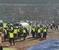 174 hildako eta 180 zauritu Indonesiako futbol partida batean izandako istiluetan
