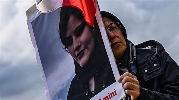 Protesta por la muerte de la joven Masha Amini en Irán. Foto: EFE