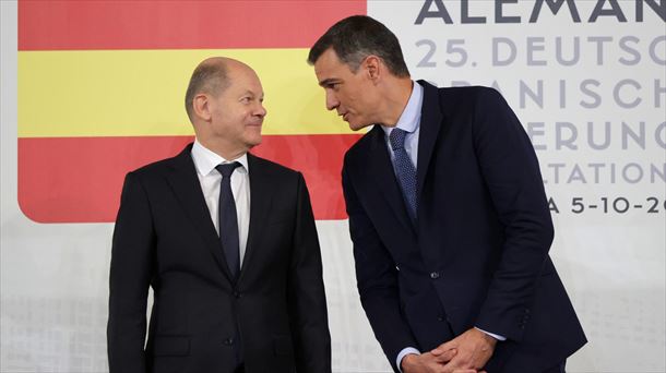 El jefe del Gobierno español, Pedro Sánchez, y el canciller alemán, Olaf Scholz, en A Coruña. EFE
