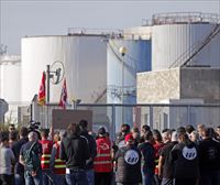 Las seis refinerías de Francia en huelga mantienen los paros, pese a la amenaza de requisición del Gobierno