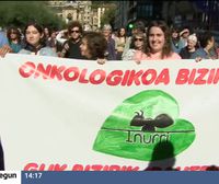 Onkologikoaren egoera salatzeko manifestazioa egin dute Donostian