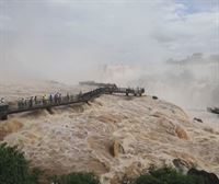 El extraordinario aumento del caudal de las Cataratas del Iguazú obliga a cerrar las pasarelas para turistas