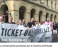 Cientos de comerciantes y autónomos protestan por el modo de implantación del sistema Ticket Bai
