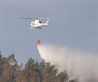 El fuerte viento dificulta la labor de los medios aéreos en la extinción del incendio en el Valle de Mena