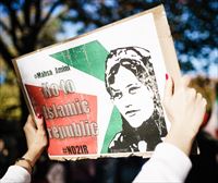 Masha Aminiren aita atxilotu dute Iranen
