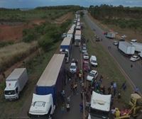 Camioneros afines a Bolsonaro bloquean carreteras de Brasil para protestar por el triunfo de Lula