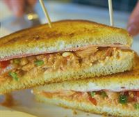 El sandwich bravo del bar Atxubi de Amurrio, una de sus propuestas estrella