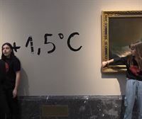 Dos activistas se pegan a los cuadros de Goya en el Prado en una protesta por la emergencia climática
