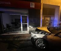 Un conductor borracho y sin carné de conducir choca contra una oficina de seguros en Elizondo