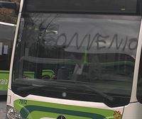 Al menos una docena de autobuses de Bizkaibus aparecen con pintadas