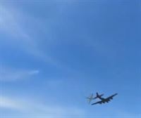 Dos aviones chocan en el aire en EE. UU. durante una exhibición aérea sobre la Segunda Guerra Mundial