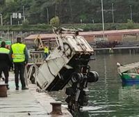 Sacan del agua el camión de la basura que cayó en el Puerto de Pasaia