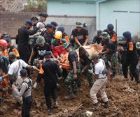 Indonesia trabaja contra reloj para localizar a supervivientes tras terremoto