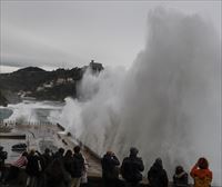 El temporal obliga a cerrar el Paseo Nuevo, el Peine del Viento y la isla de Santa Clara en San Sebastián