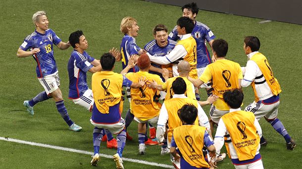 Jugadores de Japón celebrando la victoria.